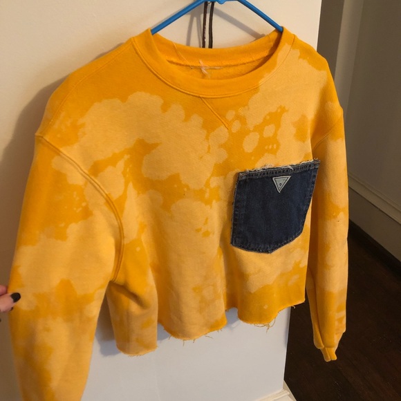 cropped (thrifted) guess crewneck. - Picture 3 of 4
